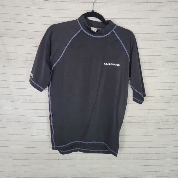 DAKINE BLACK SHORT SLEEVE RASH GUARD IN BLACK, SZ LARGE - Picture 1 of 7